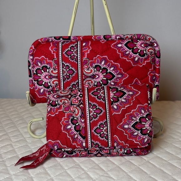 VERA BRADLEY Compact Taxi
Wallet Frankly Scarlet Kisslock and Eyeglass Case - Picture 2 of 10